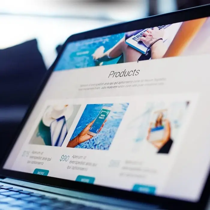 Comparație vizuală site de prezentare cu navigare completă versus landing page cu un singur buton de conversie