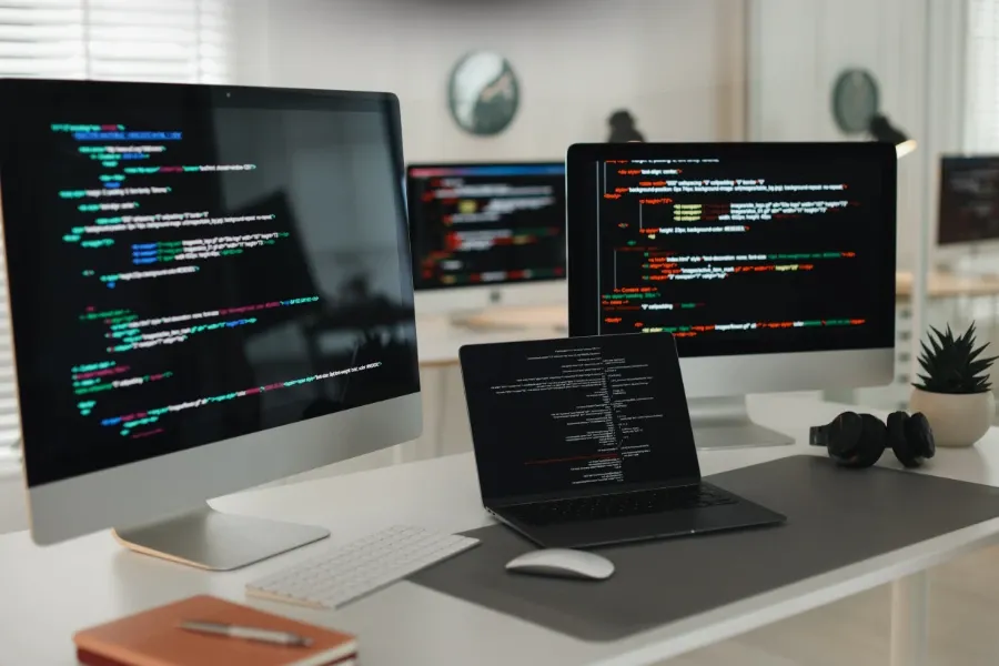Dezvoltare aplicații web personalizate pe Laravel și React — WebSimplu